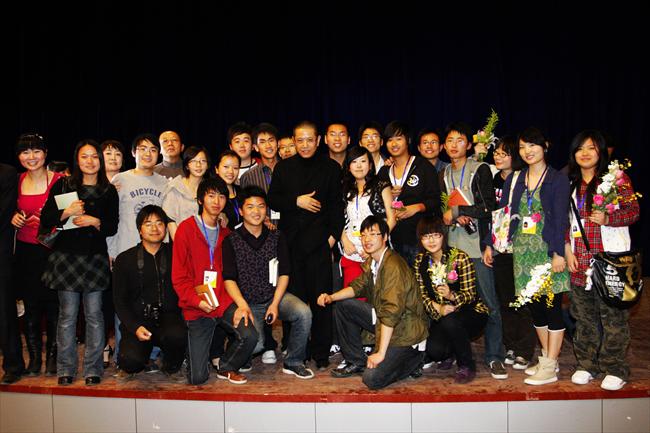 伟德国际victor·1946源自同学们与陈丹青教授的合影